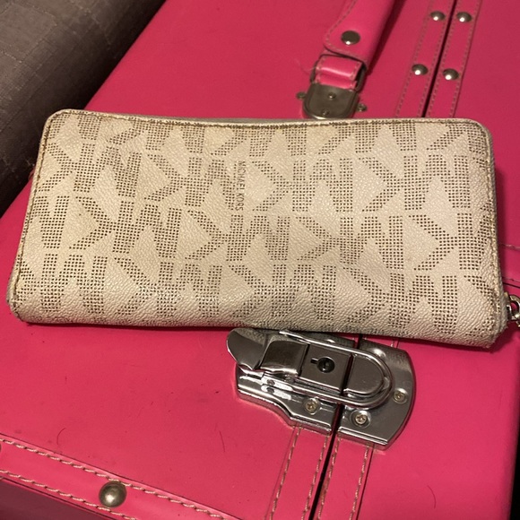 Michael Kors wallet - Picture 2 of 3